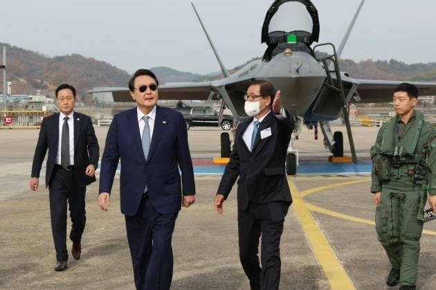 윤석열 대통령이 24일 경남 사천 한국항공우주산업(KAI)에서 강구영 사장의 안내를 받으며 국산 항공기들을 둘러보고 있다. 대통령실 제공