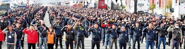 < 광양항 또 막은 민노총 > 전국민주노동조합총연맹 화물연대본부가 24일 무기한 총파업에 들어간 가운데 화물연대 전남지부 조합원들이 광양항국제터미널 입구를 대형화물차량으로 막고 출정식을 하고 있다. 정부는 사상 첫 업무개시 명령 발동 등 강경 대응을 시사했다.   /연합뉴스