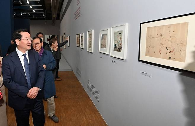 지난 14일 유정복 인천시장이 프랑스 파리 퐁피두센터에서 전시된 작품을 감상하고 있다.|인천시 제공