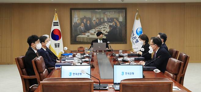 이창용 한국은행 총재(가운데)가 24일 금융통화위원회를 주재하고 있다. 한국은행 제공