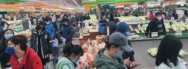 불안감에 인산인해 중국 베이징 차오양구에서 코로나19 확산으로 곧 주거단지가 봉쇄될 것이란 소문이 돌자 지난 23일 식료품을 사재기하러 온 주민들로 대형마트가 북새통을 이루고 있다. 독자 제공