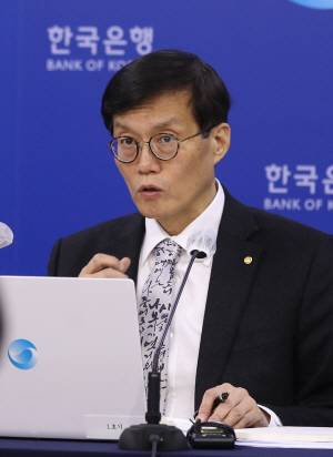 이창용 한국은행 총재가 24일 오전 서울 중구 한국은행에서 금융통화위원회 본회의를 마친 뒤 열린 기자간담회에서 통화정책방향회의 결과에 관해 설명하고 있다. 금통위는 이날 회의에서 현재 연 3.00%인 기준금리를 3.25%로 0.25%포인트 올렸다. 연합뉴스