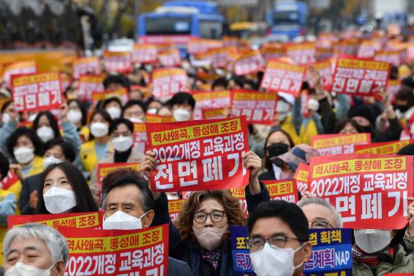 기독시민단체 회원들이 지난 13일 서울 용산구 지하철 6호선 삼각지역 인근에서 ‘2022 개정 교육과정 전면 폐기’라고 적힌 손팻말을 든 채 집회에 참석하고 있다. 국민일보DB