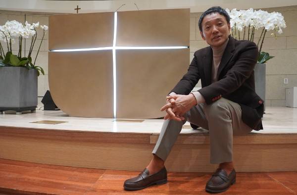 장석 교수가 경기도 성남시 분당중앙교회에 자신이 헌납한 강대상의 의미에 대해 설명하고 있다. 지난 18일 분당중앙교회에서 만난 장 교수는 “강대상엔 교회만의 특성과 의미가 담겨 있어야 한다”고 말했다.