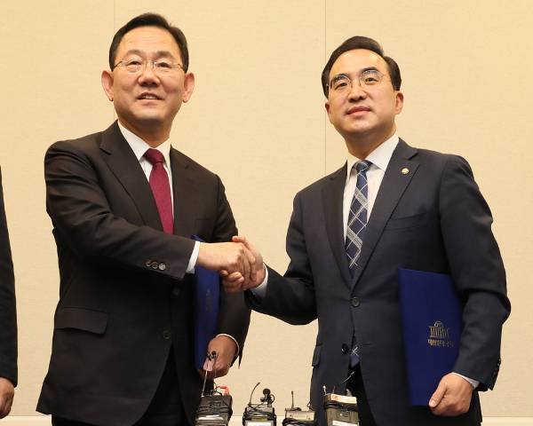 주호영(왼쪽) 국민의힘 원내대표와 박홍근 더불어민주당 원내대표가 23일 오후 국회에서 기자회견을 열고 ‘이태원 참사’ 국정조사 실시에 대해 합의한 뒤 악수하고 있다. 연합뉴스