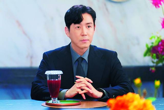 배우 최원영이 MBC 드라마 ‘금수저’에서 가난을 극도로 혐오하고 인간보다 돈이 우선인 도신그룹 황현도 회장 연기를 하고 있다. MBC 제공