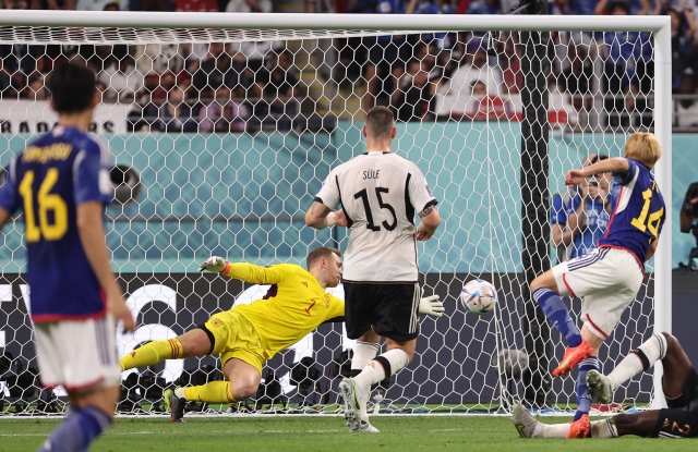 23일 오후(현지시간) 카타르 알라이얀의 할리파 인터내셔널 스타디움에서 열린 2022 카타르 월드컵 조별리그 E조 독일과 일본의 경기에서 독일의 마누엘 노이어 골키퍼가 일본 이토 준야의 슛을 막아내고 있다. 연합뉴스