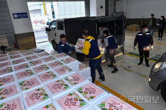 지구촌교회가 이날 진행한 ‘사랑의 김장 축제’ 현장 모습. 성남=신석현 포토그래퍼