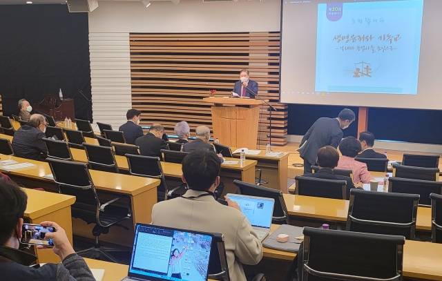소강석 한국교회법학회 이사장이 24일 서울 서초구 사랑의교회에서 열린 생명윤리와 기독교를 주제로 한 학술세미나에서 인사하고 있다.