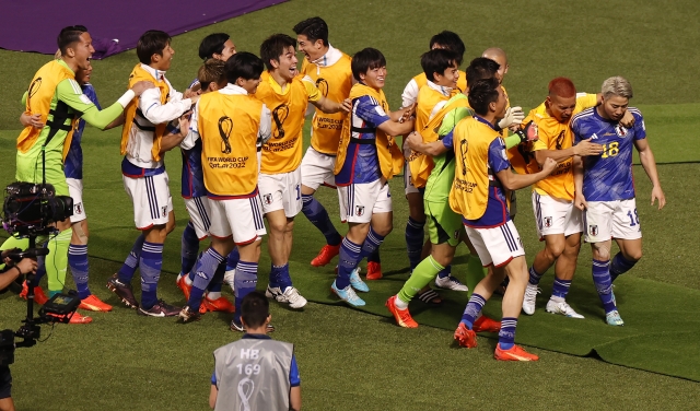 23일(한국시간) 일본 축구대표팀 선수들이 독일과의 2022 국제축구연맹(FIFA) 카타르월드컵 조별리그 E조 1차전 경기에서 승리한 뒤 환호하고 있다. EPA연합뉴스