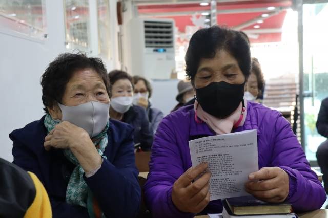 백사마을 어르신들이 지난 23일 서울 노원구 백사마을에 있는 연탄교회에서 추수감사절 예배를 드리고 있다. 연탄은행 제공