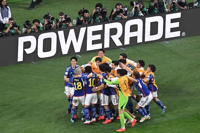 2022 카타르월드컵 E조 1차전 경기에서 동점골을 넣은 뒤 축하하고 있는 일본 선수들. / 사진 = AP