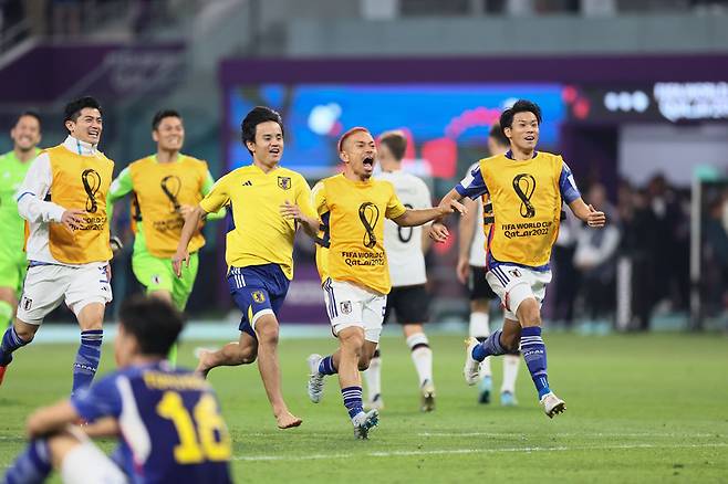 2022 카타르월드컵 E조 1차전 경기가 마무리된 후 쏟아져 나오는 일본 선수들. / 사진 = AP