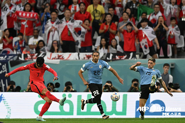 대한민국과 우루과이가 치열한 공방 끝에 2022 카타르 월드컵 조별리그 1경기 전반전을 0-0으로 마쳤다. 사진=DOHA, QATAR ⓒAFPBBNews = News1
