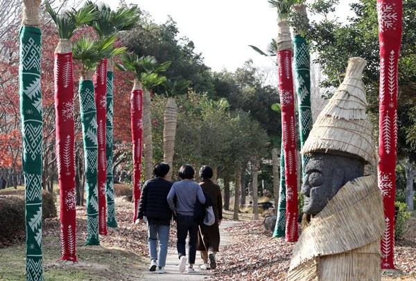 오는 25일에는 낮과 밤의 기온차가 10~15도로 크게 벌어질 것으로 보인다. 사진은 지난 21일 울산대공원 자연학습장에서 산책하고 있는 시민들. /사진=뉴스1