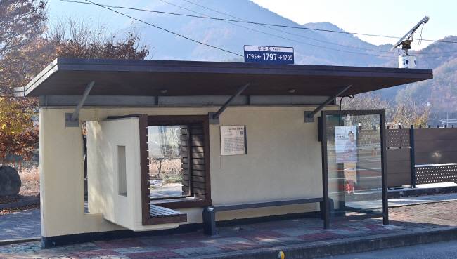 정기용이 설계한 무주 버스정류장. 풍경이 액자로 담긴다.