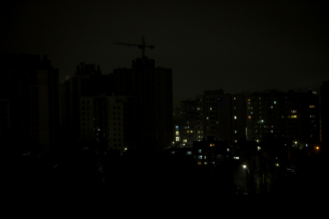 우크라 인접 몰도바까지 암흑 : 러시아군이 23일 미사일 67발을 동원한 우크라이나 대공습에 나선 가운데 인접국 몰도바 키시너우에서도 전기가 모두 끊겨 도시 전체가 암흑에 휩싸여 있다. EPA 연합뉴스
