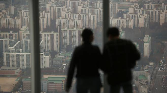 서울 송파구 롯데월드타워 전망대 서울스카이에서 바라본 서울 시내 아파트 모습. [연합]