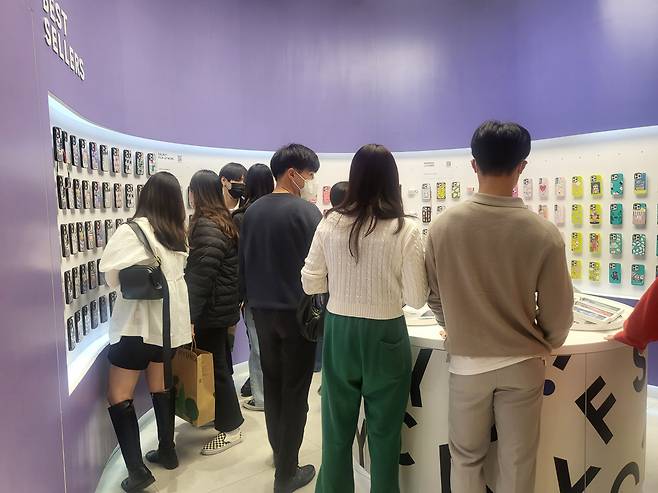 지난 21일 더현대 케이스티파이 매장. 사진과 같은 구조의 작은 매장 3개가 전체 매장을 이룬다. 평일임에도 케이스를 구경하러 온 손님들로 붐비고 있다. [박지영 기자/park.jiyeong@]