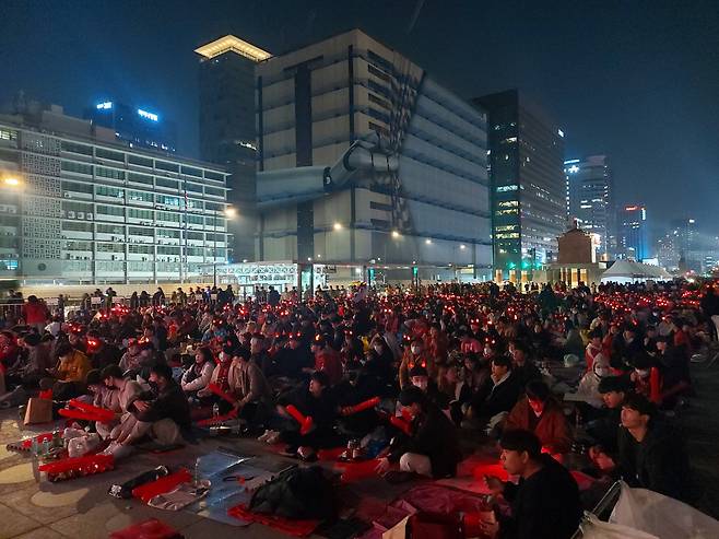 광화문 광장에 시민 응원단이 모여 대형스크린을 통해 한국-우르과이전을 관전하고 있다. [김희량 기자]