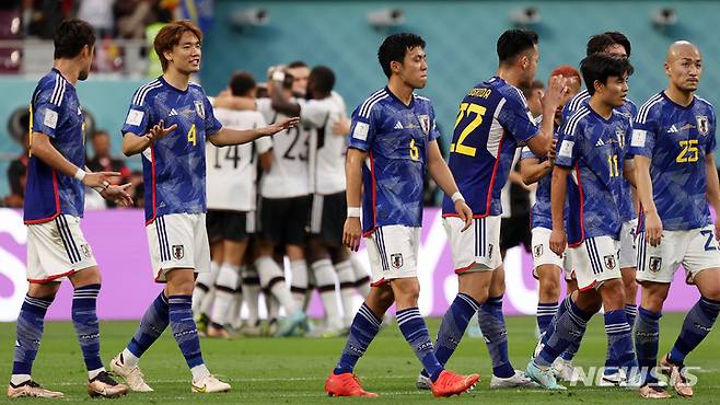 [도하(카타르)=뉴시스] 백동현 기자 = 23일(현지시간) 오후 카타르 도하 칼리파 스타디움에서 열린 2022 카타르 월드컵 조별리그 E조 1차전 독일과 일본의 경기, 독일 귄도안에게 선제 실점한 일본 선수들이 하프라인으로 돌아가며 서로를 격려하고 있다. 2022.11.23. livertrent@newsis.com