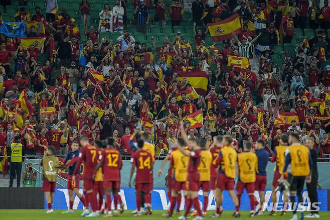 [도하=AP/뉴시스] 스페인 선수들이 23일(현지시간) 카타르 도하 알투마마 스타디움에서 열린 2022 FIFA 카타르 월드컵 E조 1차전 코스타리카와의 경기에서 승리 후 팬들에게 인사하고 있다. 2022.11.24.