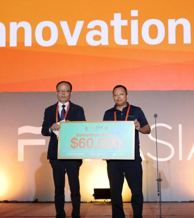 [부산=뉴시스] 부산 아시아 창업 엑스포에서 열린 투자유치 경진대회 'FLY 50'에서 베트남 온라인 약품 유통 분야 B2B 스타트업 'Buymed' 관계자(오른쪽)가 이노베이션 어워드(Innovation award)를 수상한 뒤 기념촬영을 하고 있다. (사진=FLY ASIA 조직위 제공) *재판매 및 DB 금지