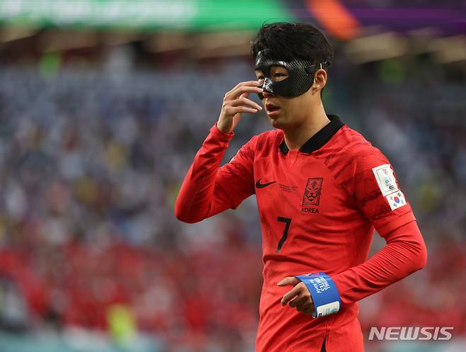 [알라이얀(카타르)=뉴시스] 조성우 기자 = 24일(현지시간) 카타르 알라이얀 에듀케이션 시티 스타디움에서 열린 2022 카타르 월드컵 H조 1차전 대한민국과 우루과이의 경기 전반전, 손흥민이 얼굴 보호 마스크를 고쳐쓰고 있다. 2022.11.24. xconfind@newsis.com
