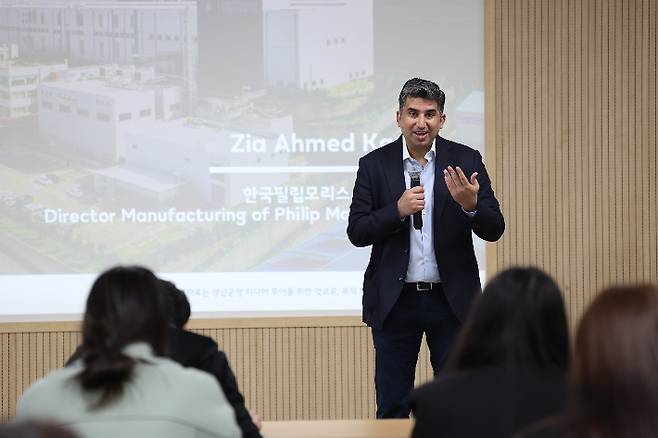 지아 아흐메드 카림 한국필립모리스 양산공장장이 23일 진행된 미디어 대상 공장투어에서 인사말을 하고 있다. 한국필립모리스 제공