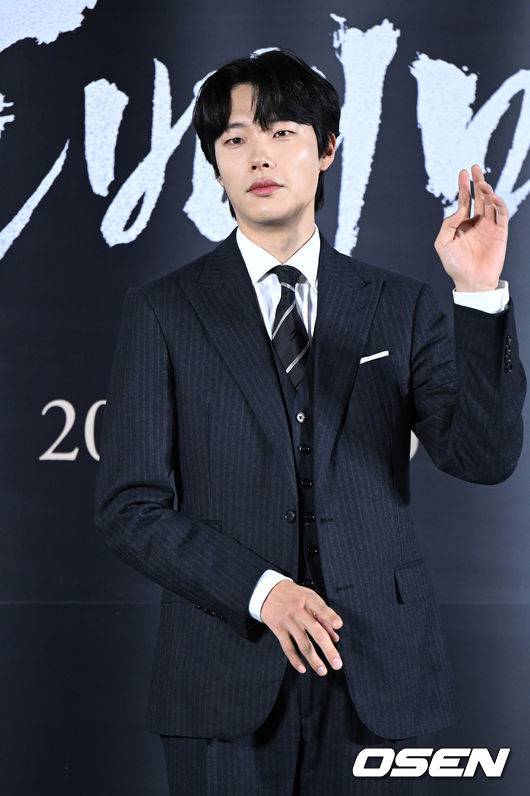 [OSEN=이대선 기자] 18일 서울 용산구 CGV 용산아이파크몰에서 영화 ‘올빼미’ 제작보고회가 열렸다.배우 류준열이 포토타임을 가지고 있다. 2022.10.18 /sunday@osen.co.kr