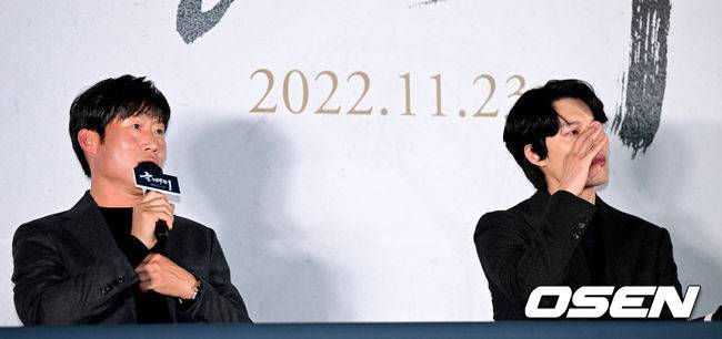[OSEN=최규한 기자] 10일 오후 서울 용산 CGV에서 영화 ‘올빼미’ (감독 안태진) 언론시사회 및 기자간담회가 열렸다.영화 '올빼미'는 밤에만 앞이 보이는 맹인 침술사가 세자의 죽음을 목격한 후 진실을 밝히기 위해 벌이는 하룻밤의 사투를 그린 스릴러다.배우 류준열이 유해진의 칭찬에 울먹이고 있다. 2022.11.10 / dreamer@osen.co.kr