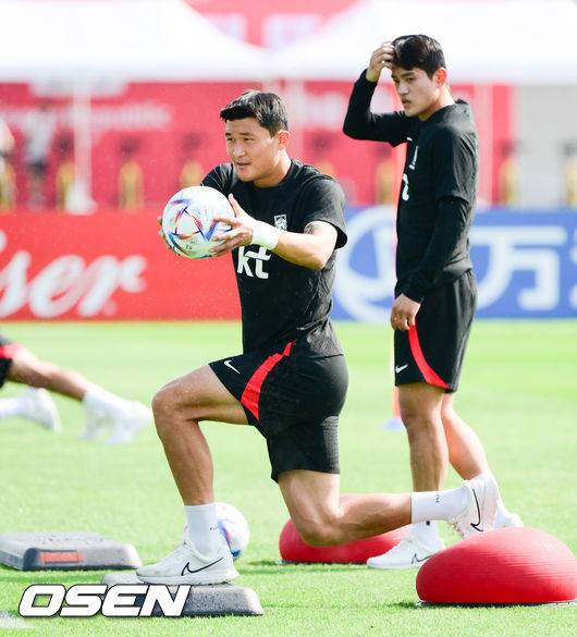 [OSEN=도하(카타르), 박준형 기자]  파울루 벤투 감독이 이끄는 축구대표팀이 19일(현지시간) 카타르 도하 알 에글라 훈련장에 훈련을 가졌다.김민재가 밸런스 훈련을 하고 있다.     2022.11.19 /  soul1014@osen.co.kr
