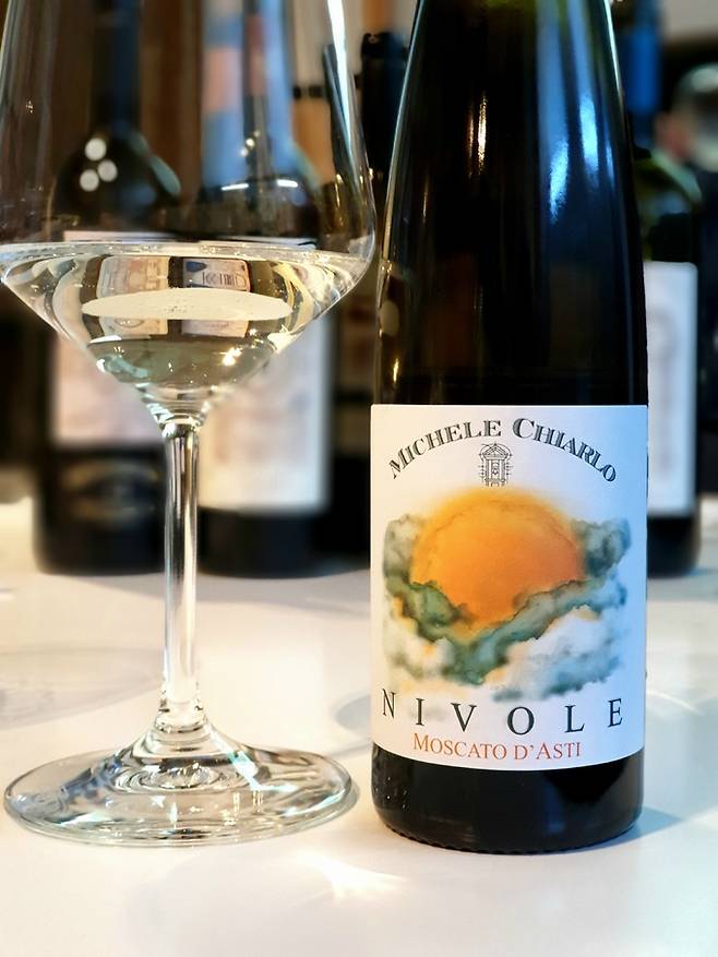 마켈레 끼아를로 모스카토 다스티 니볼레