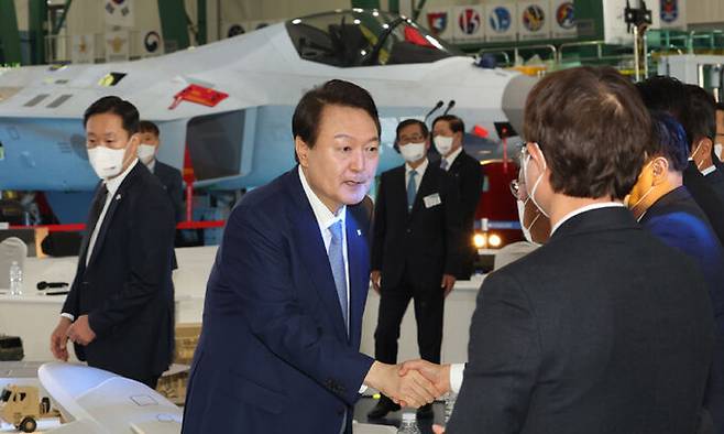 윤석열 대통령이 24일 경남 사천시 한국항공우주산업(KAI)에서 열린 2022 방산수출 전략회의에 참석하며 인사하고 있다. 연합뉴스