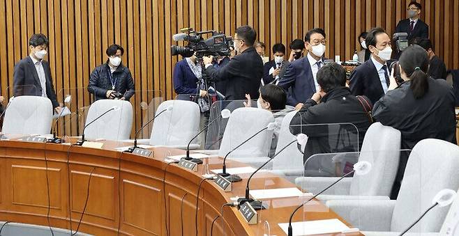 회의장 떠나는 민주당 의원들 24일 오전 이태원 압사 참사 진상규명을 위한 국회 국정조사특별위원회 1차 회의가 대상기관 합의가 어그러지면서 파행된 가운데 더불어민주당 의원들이 회의장을 떠나고 있다. 오후에 재개된 회의에서 여야는 더불어민주당 우상호 의원을 위원장에, 국민의힘 이만희 의원과 민주당 김교흥 의원을 간사에 선임했다.&nbsp; &nbsp;서상배 선임기자