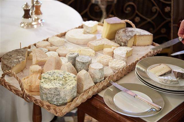 프랑스 폴보퀴즈 레스토랑에서 디저트 순서로 나오는 치즈 카트. 식사 중간이 아니라 마지막 디저트처럼 먹는 치즈는 향과 맛이 강한 치즈들로, 달콤한 디저트 와인이나 알코올 도수가 높은 주정 강화 와인, 증류주와 어울린다.