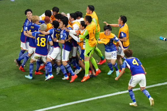 카타르월드컵에서 독일을 2-1로 격파한 일본 대표팀이 기뻐하고 있다. AP 연합뉴스