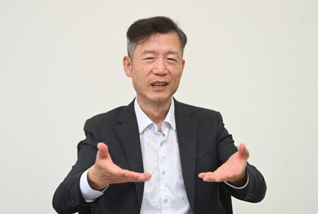 김영환 북한민주화네트워크 연구위원이 23일 서울경제와의 인터뷰에서 "세대를 내려가면 갈수록 북한이 같은 민족이라는 생각이 계속 약해지고 있다"며 "젊은 세대가 북한 인권 개선을 위해 앞장서주면 좋겠다"고 말하고 있다. 권욱 기자