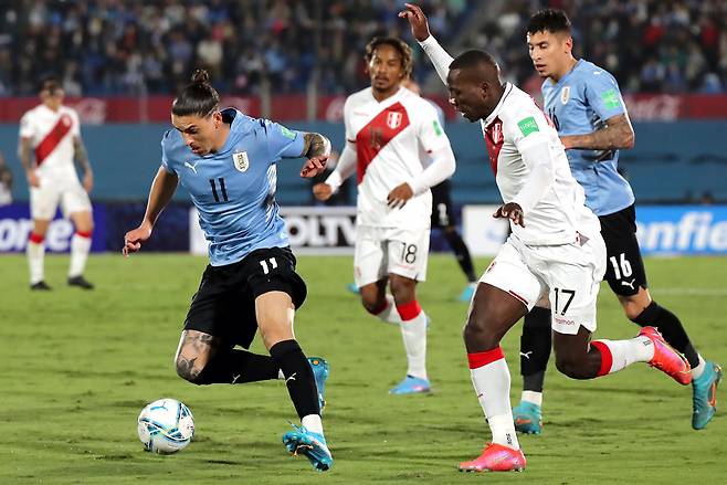 우루과이의 다르윈 누녜스(공을 모는 이).ⓒAP Photo