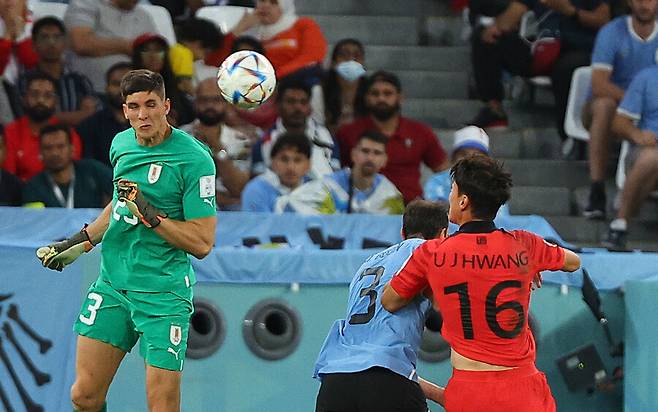 ▲ 우루과이전에서 결정적 슈팅을 놓쳐 머리를 감싸고 아쉬워하는 황의조 ⓒ연합뉴스