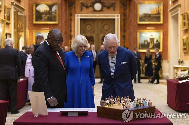 영국 찰스 3세 국왕 부부와 시릴 라마포사 남아공 대통령 [AP 연합뉴스 자료사진. 재판매 및 DB 금지]