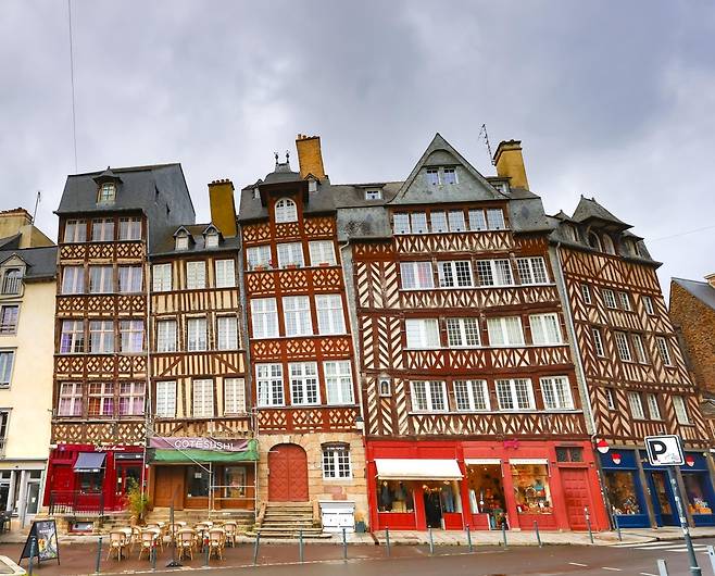 기울어진 렌의 목골 구조 가옥들  [사진/성연재 기자]