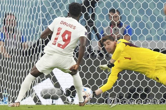데이비스의 페널티킥 막아내는 캐나다 골키퍼 쿠르투아 (알라얀[카타르] AP=연합뉴스) 2022.11.24 alo95@yna.co.kr