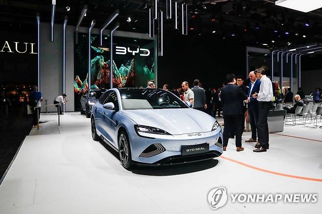 파리모터쇼에 선보인 BYD (EPA 파리=연합뉴스) 10월 17일(현지시간) 프랑스 파리 모터쇼에서 공개된 BYD SEAL 모델. 2022.10.17