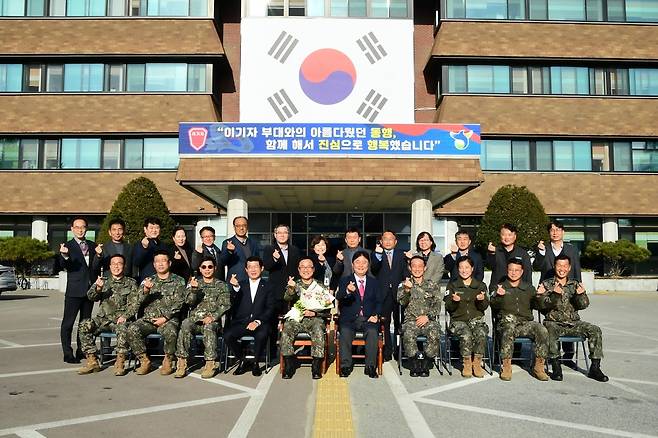부대 이전 육군 27사단과 화천군 공무원 기념촬영 [화천군 제공.재판매 및 DB 금지]