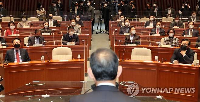 주호영 원내대표 발언 듣는 의원들 (서울=연합뉴스) 하사헌 기자 = 국민의힘 의원들이 23일 오전 서울 여의도 국회에서 열린 의원총회에서 주호영 원내대표 발언을 듣고 있다. 2022.11.23 toadboy@yna.co.kr