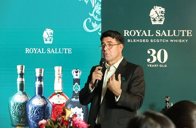 24일 열린 기자간담회에서 로얄 살루트 30년산을 소개하는 프란츠 호튼 페르노리카코리아 사장./사진제공=페르노리카코리아