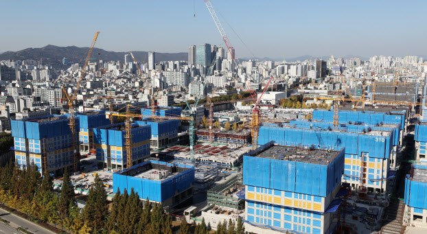 서울 강동구 둔촌주공아파트 재건축 공사 현장이 보이고 있다. (사진=뉴시스)