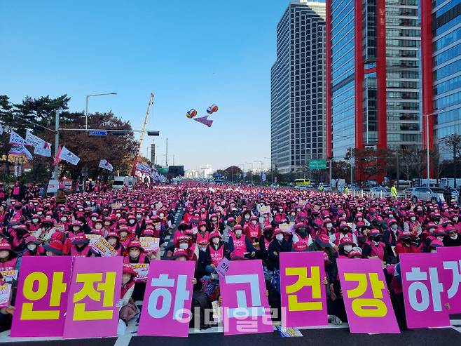 민주노총 서비스연맹 전국학교비정규직노동조합은 25일 오후 서울 여의대로에서 총파업 결의대회를 열었다. 이날 조합원 2만여명이 모인것으로 추산된다. (사진=김형환 기자)