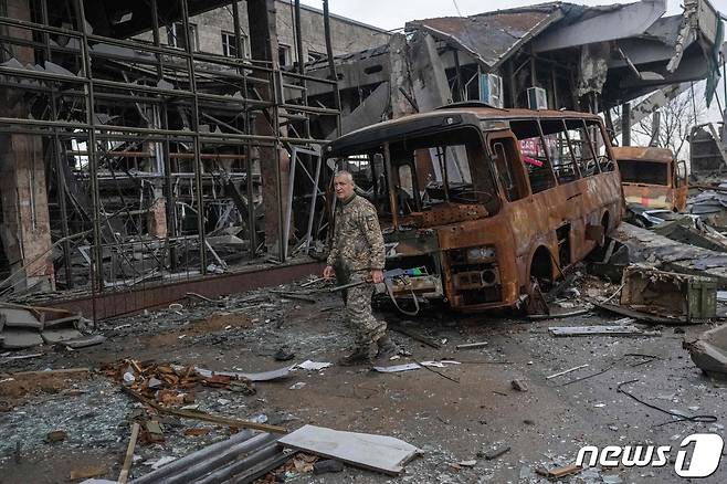 지난 19일(현지시간) 우크라이나가 최근 탈환한 헤르손 인근 초르노바이우카의 공항에 파괴된 건물과 불에 탄 차량이 보인다. ⓒ AFP=뉴스1 ⓒ News1 우동명 기자